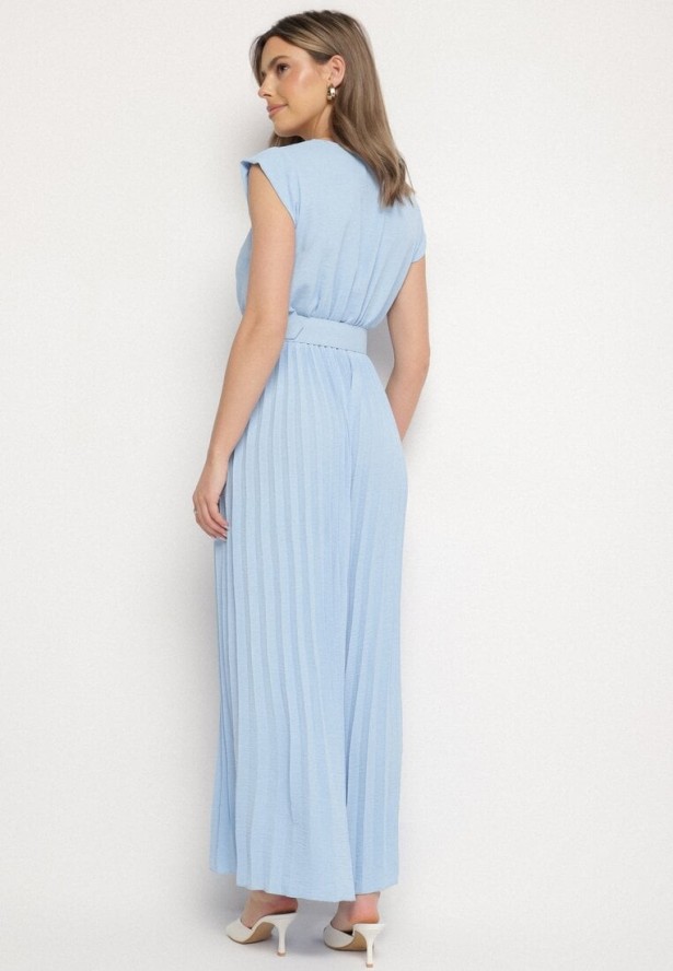 Jasnoniebieski Kombinezon o Kopertowym Kroju z Plisami i Paskiem w Talii Salivania