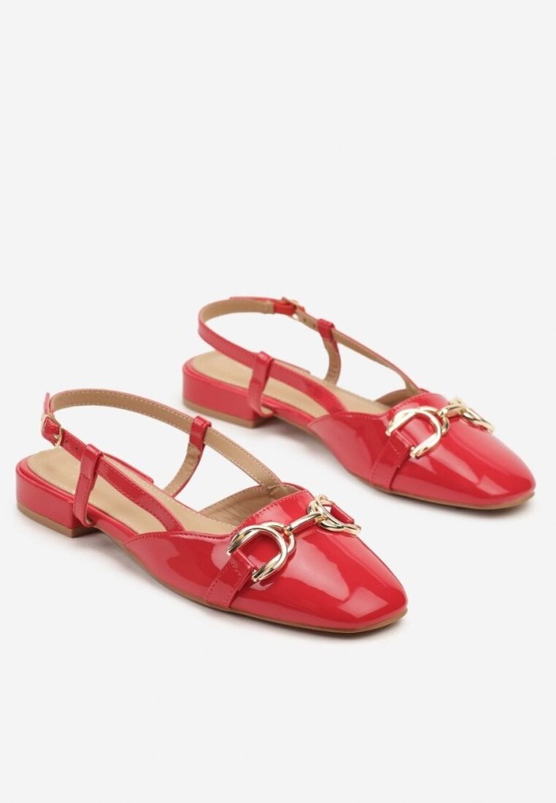 Czerwone Lakierowane Sandały Bez Pięty z Metalową Ozdobą Sonatiela