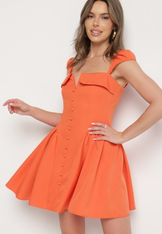 Pomarańczowa Rozkloszowana Sukienka z Ozdobnym Dekoltem i Guzikami Salasesia