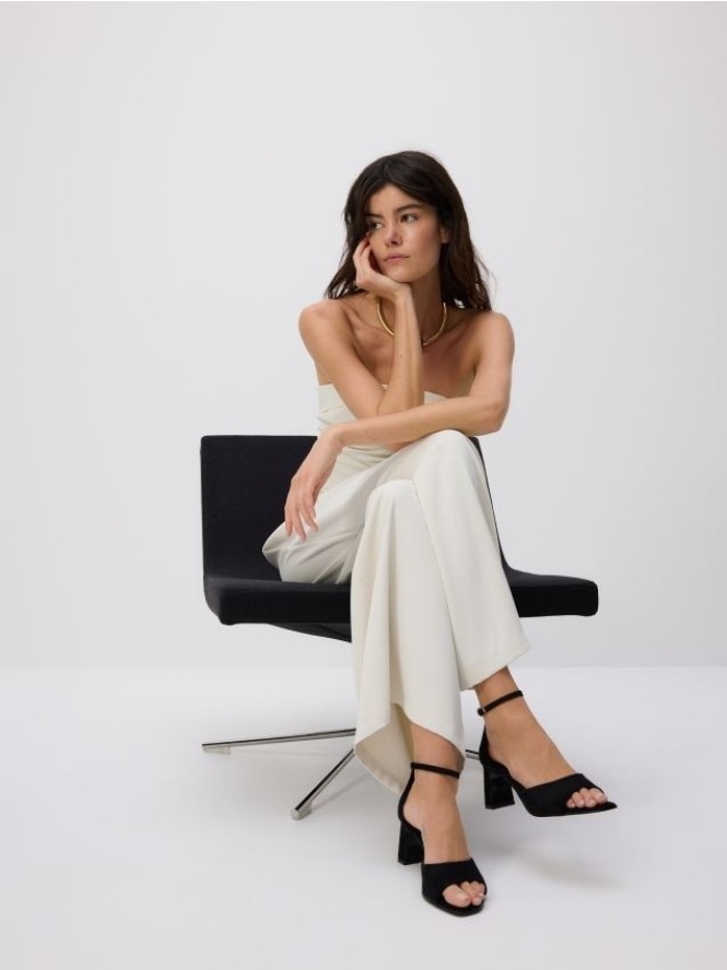 Sandały na słupku - czarny