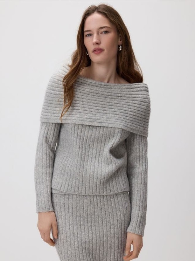 Sweter z odkrytymi ramionami - jasnoszary