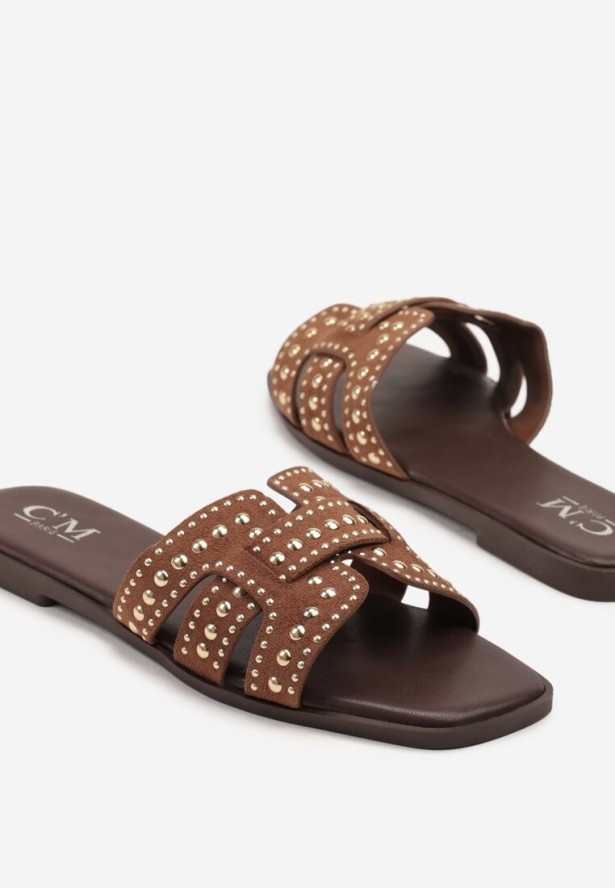Brązowe Klapki z Przeplatanymi Paskami Zdobione Nitami Redanire