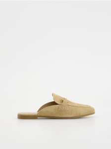 Zamszowe mule z klamrą - beżowy