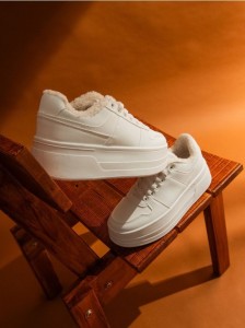 Sneakersy ocieplane z imitacji skóry - biały