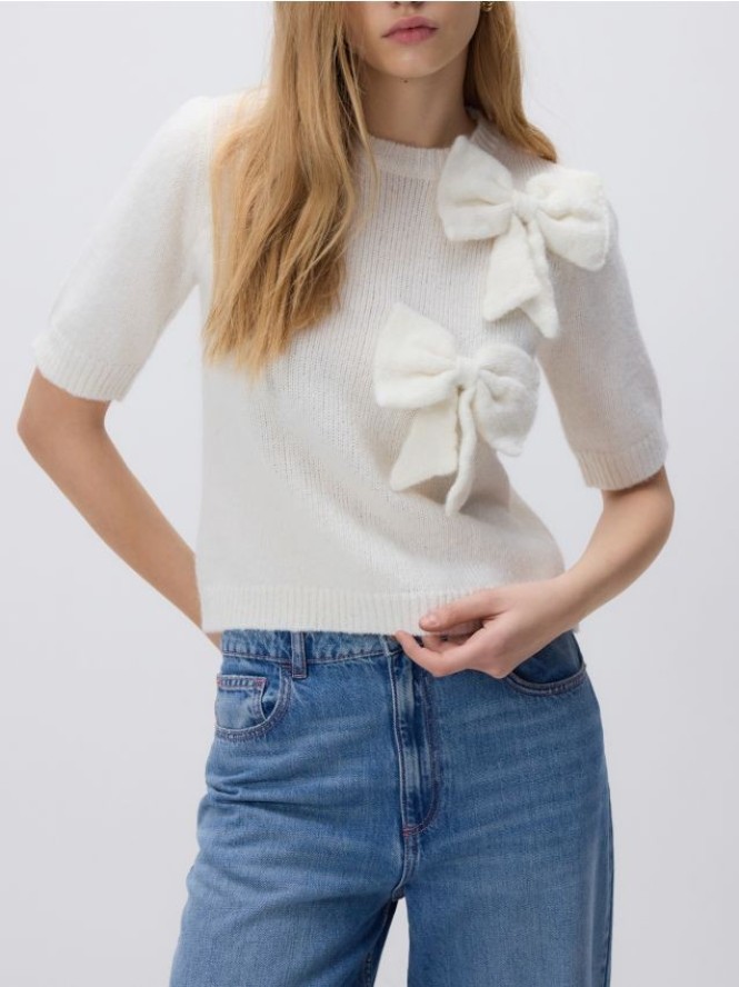 Sweter z kokardami - kremowy