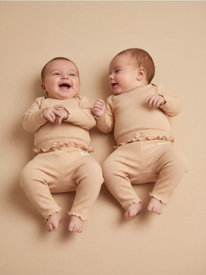 Prążkowane legginsy z falbanką 2 pack - beżowy