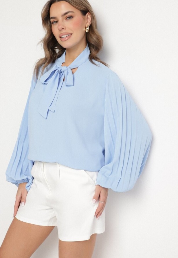 Jasnoniebieska Bluzka z Plisowanymi Rękawami i Wiązaniem pod Szyją Jenindria