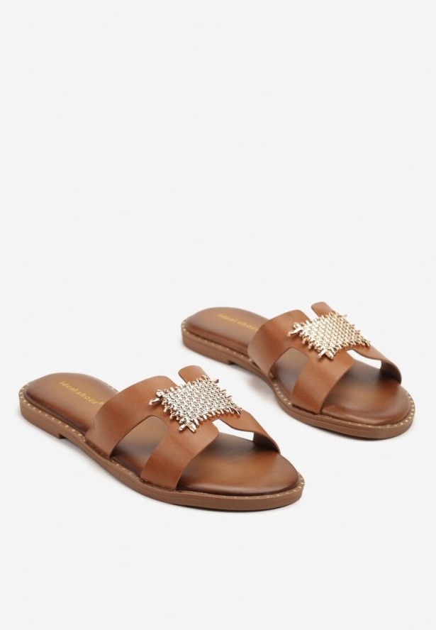 Jasnobrązowe Klapki z Metalową Aplikacją Aflisella