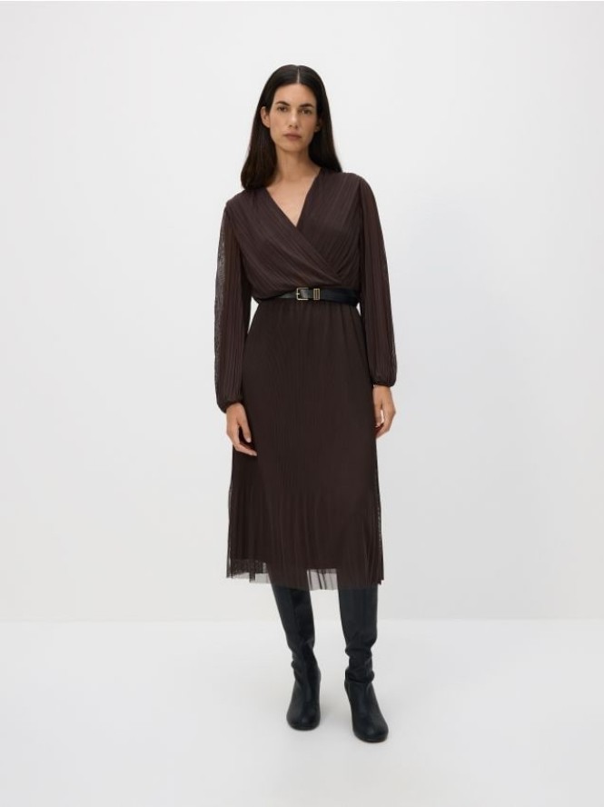 Plisowana sukienka z paskiem - ciemnobrązowy