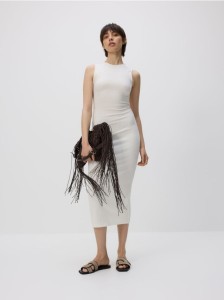 Sukienka z rozcięciem na plecach - biały