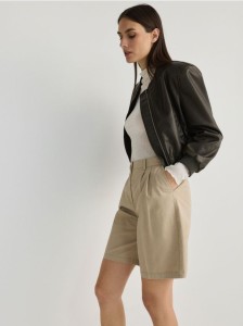 Szorty z kantem - beżowy