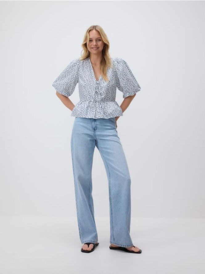 Wiązana bluzka z baskinką - jasnoniebieski