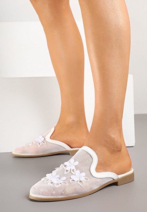 Białe Siateczkowe Klapki Typu Mule z Kwiatami 3D Vilmoi