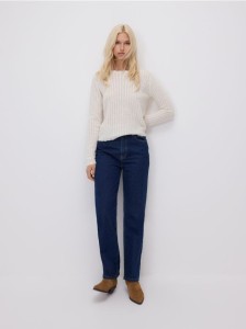 Sweter z ozdobnym splotem - kremowy