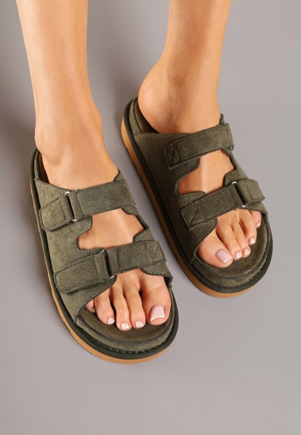 Ciemnozielone Klapki na Platformie Ozdobione Dwoma Paskami Zelgis