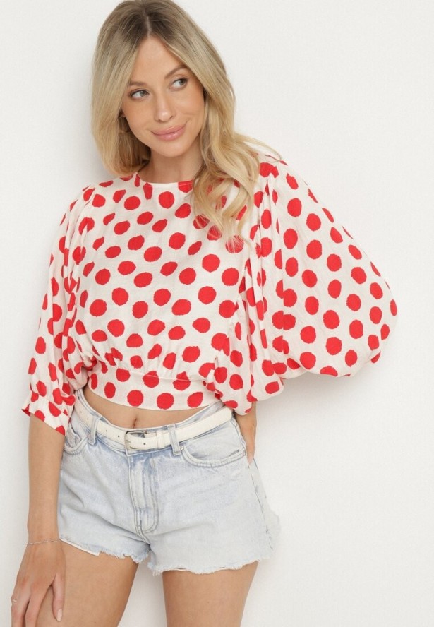 Biało-Czerwona Wiskozowa Bluzka z Rękawami Nietoperz Wiązana na Dole w Kropki Divesse