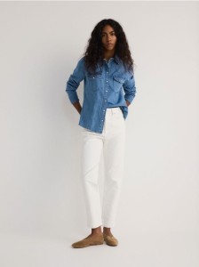 Jeansy mom fit slim - złamana biel