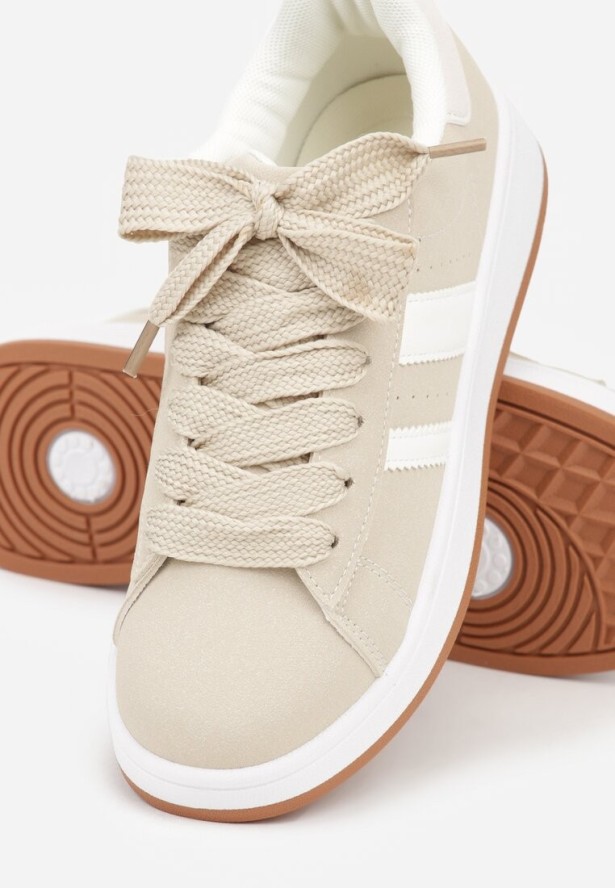 Beżowo-Białe Sneakersy z Ozdobnymi Naszywkami z Boku Galdexis