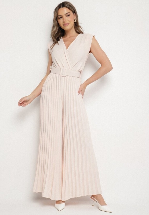 Beżowy Kombinezon o Kopertowym Kroju z Plisami i Paskiem w Talii Salivania