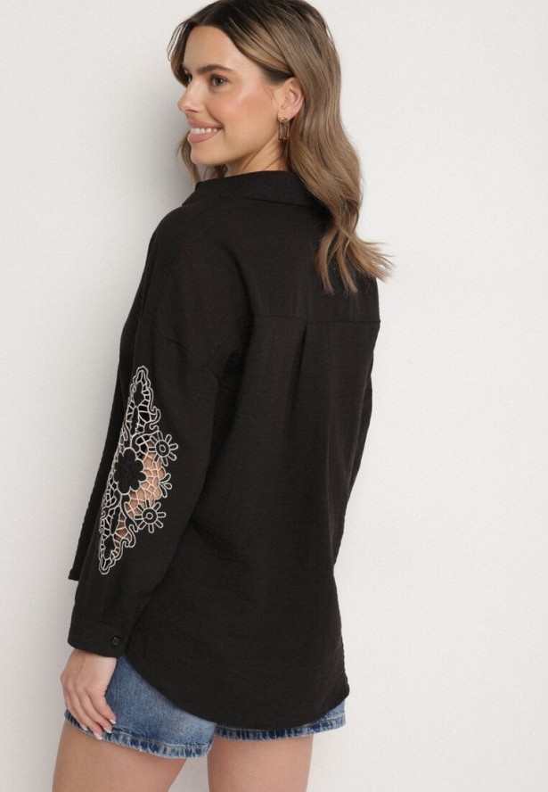 Czarna Koszula o Kroju Oversize Zdobiona Haftem na Rękawach Dovorea