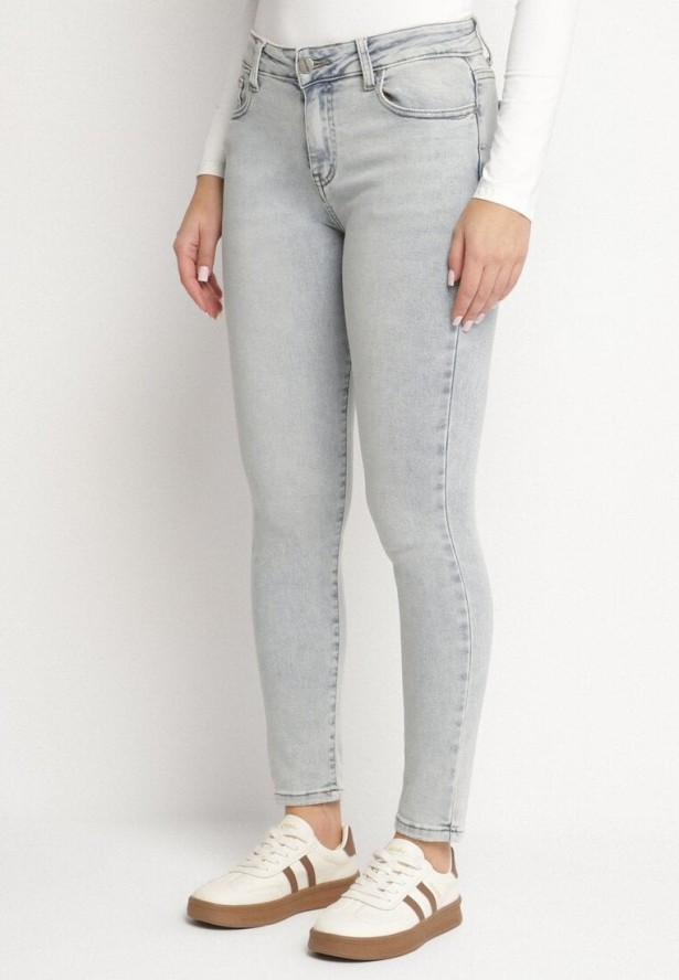 Jasnoniebieskie Klasyczne Jeansy o Dopasowanym Kroju Nairiviel