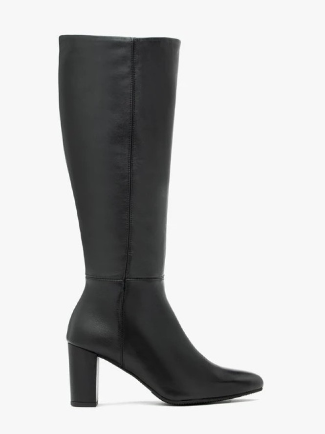 Czarne kozaki z szeroką cholewką