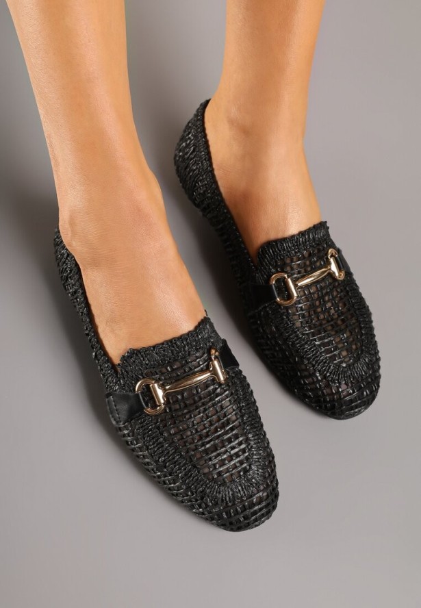 Czarne Mokasyny z Ażurową Cholewką i Klamerką Falionisa