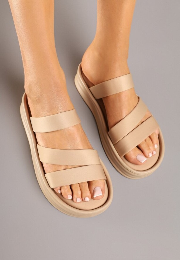 Ciemnobeżowe Klapki na Grubej Tłoczonej Podeszwie Pollavie