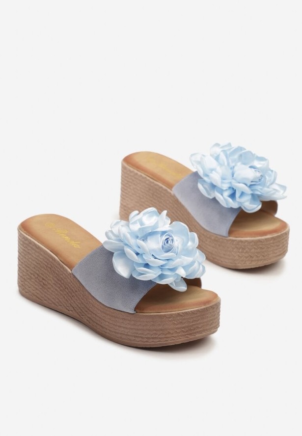 Niebieskie Klapki na Koturnie Zdobione Aplikacją z Kwiatem Reisova