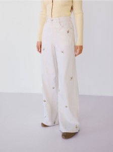 Jeansy wide leg z haftem - złamana biel