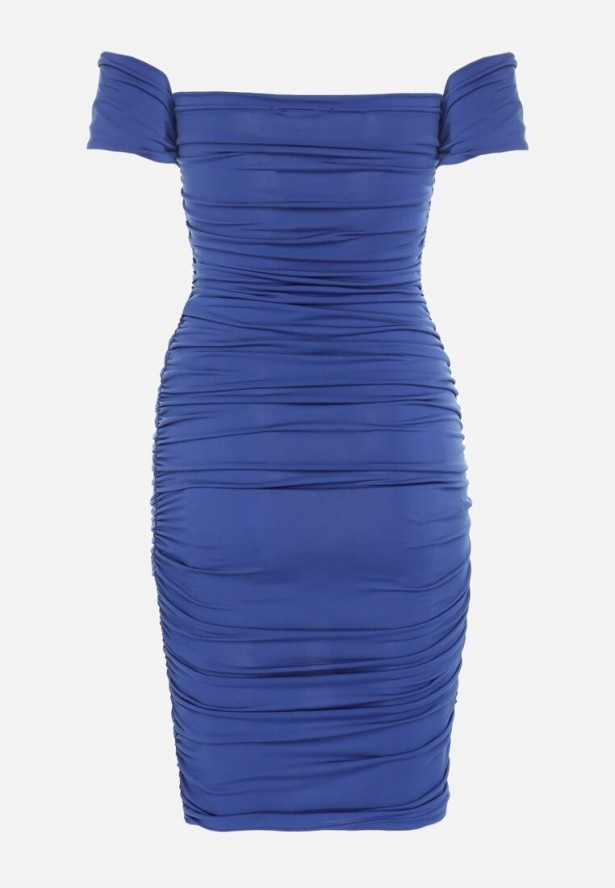 Niebieska Sukienka o Dopasowanym Kroju z Odkrytymi Ramionami i Drapowaniem Tosoria