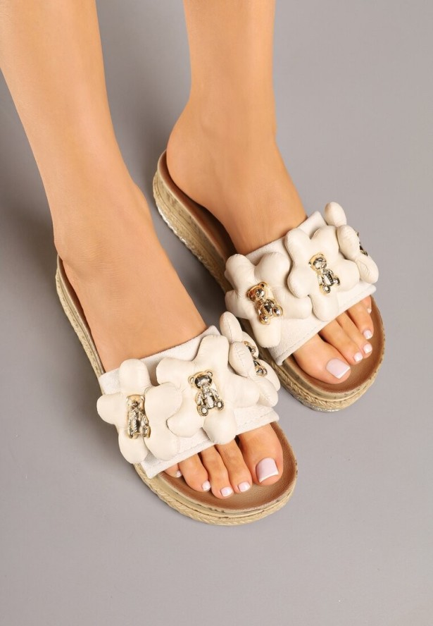 Beżowe Klapki na Platformie Ozdobione Metaliczną Aplikacją Iffamara