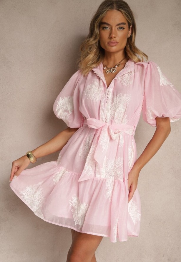 Różowa Sukienka Koszulowa z Bawełną Ozdobiona Paskiem i Haftami Lirine
