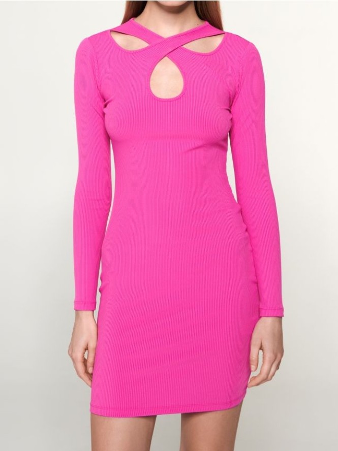 Prążkowana sukienka mini z długim rękawem i wycięciem przy dekolcie - różowy