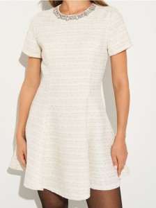 Marynarkowa sukienka mini z ozdobnymi cyrkoniami - kremowy