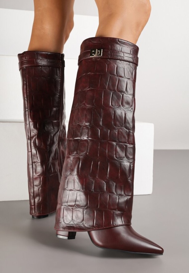 Bordowe Kozaki na Słupku Ozdobione Klamrą i Wywiniętą Cholewką z Tłoczeniem Latelia