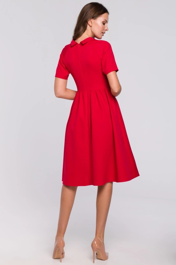 Elegancka rozkloszowana sukienka z wywiniętą stójką czerwona