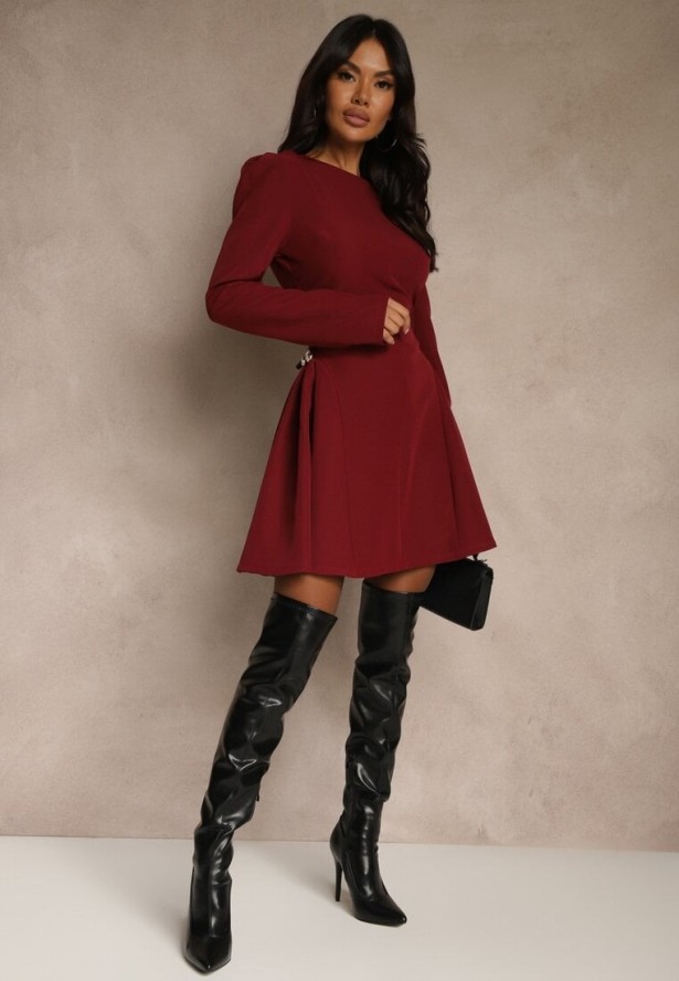 Bordowa Sukienka o Rozkloszowanym Kroju z Ozdobą z Boku Eleslia