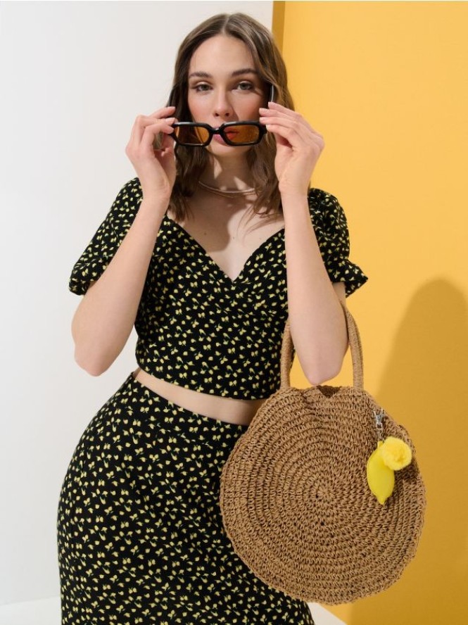 Okrągła pleciona torebka na ramię - kremowy