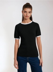 Bawełniana koszulka z kontrastową lamówką - czarny