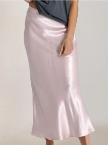 Gładka wiskozowa spódnica o satynowym wykończeniu - różowy