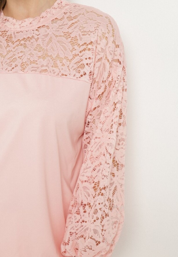 Jasnoróżowa Bluzka z Wiskozą Ozdobiona Koronką Evisso