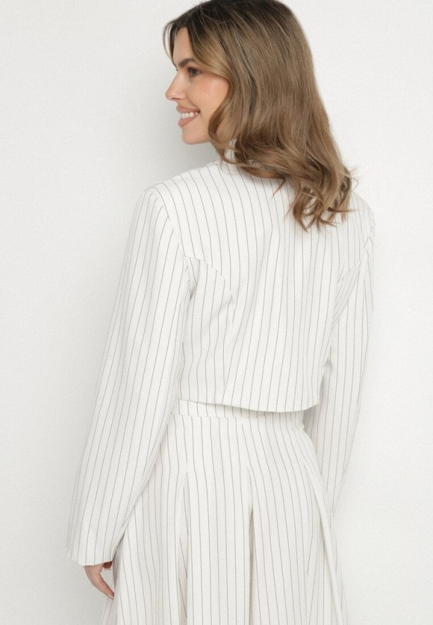 Biała Marynarka Dwurzędowa o Krótkim Kroju w Delikatne Paski Redarisa