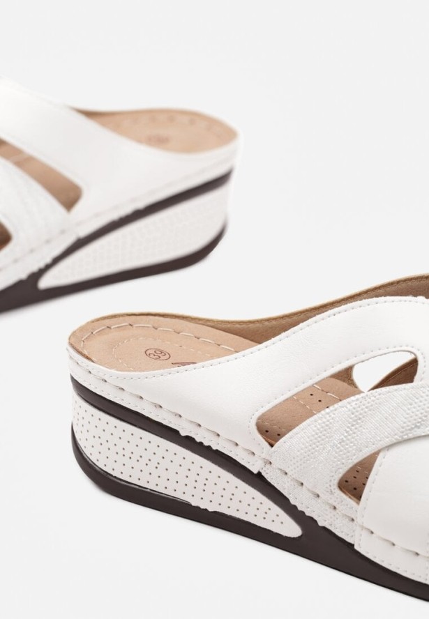 Białe Klapki na Koturnie Ozdobione Wycięciami Liofera