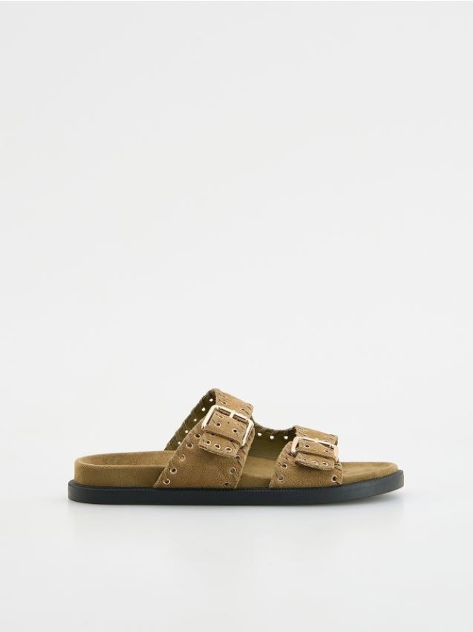 Zamszowe klapki z klamrami - beżowy