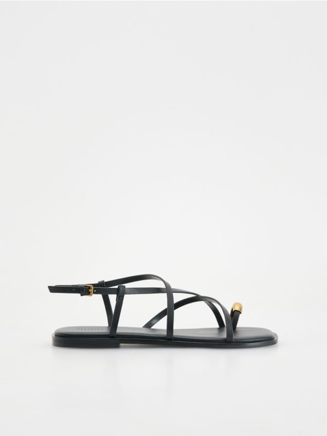 Sandały z ozdobnym okuciem - czarny