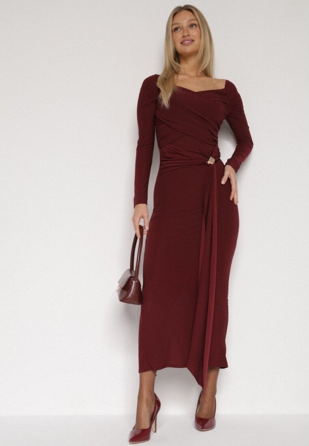 Bordowa Dopasowana Sukienka z Ozdobnym Marszczeniem Trenem i Rozcięciem Alutria