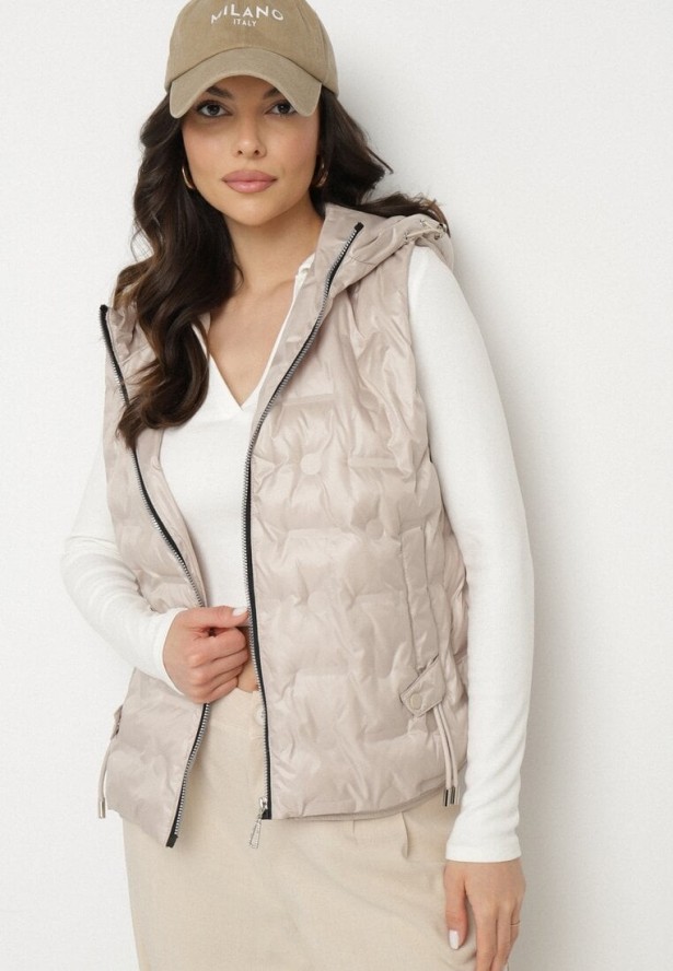 Beżowa Kamizelka z Pikowanymi Przeszyciami i Kapturem ze Ściągaczami Annivria