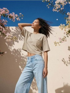 Crop top z ozdobnymi muszelkami - beżowy