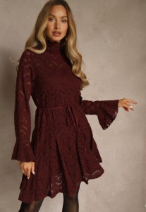 Bordowa Sukienka ze Stójką z Koronki Zdobiona Wiązaniem w Talii i Falbanami Elarassa